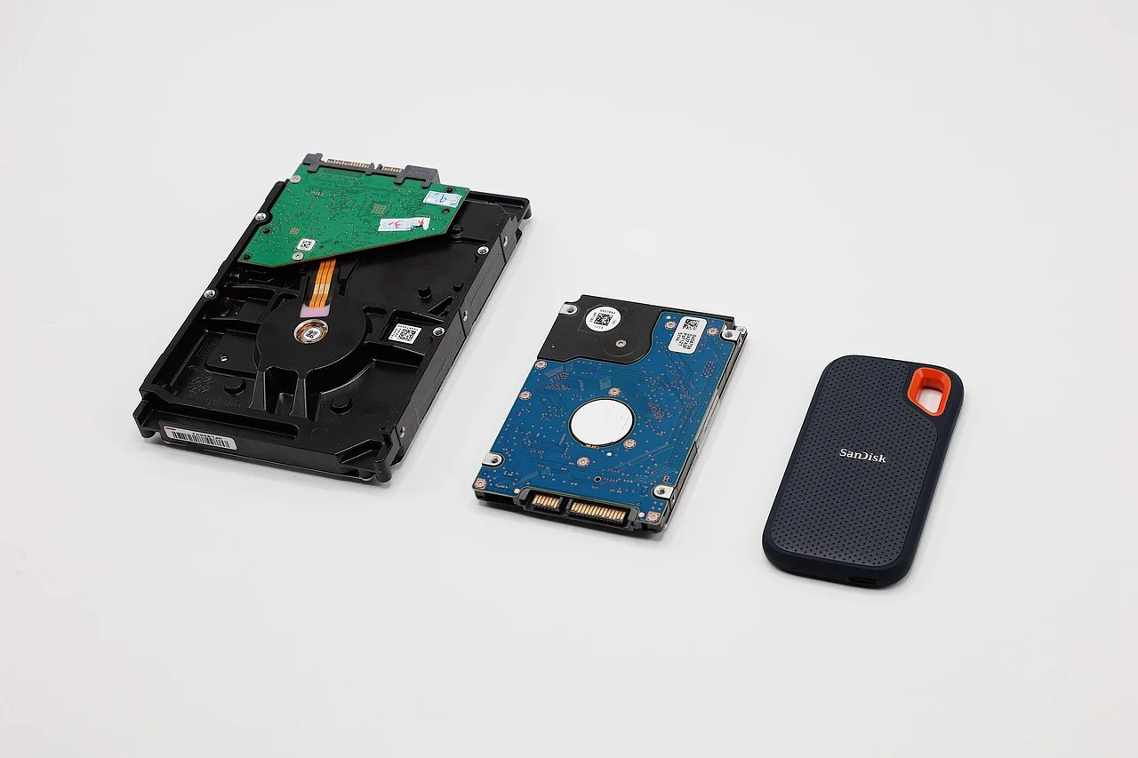 分解されたハードディスクとSSDが並んでいる様子