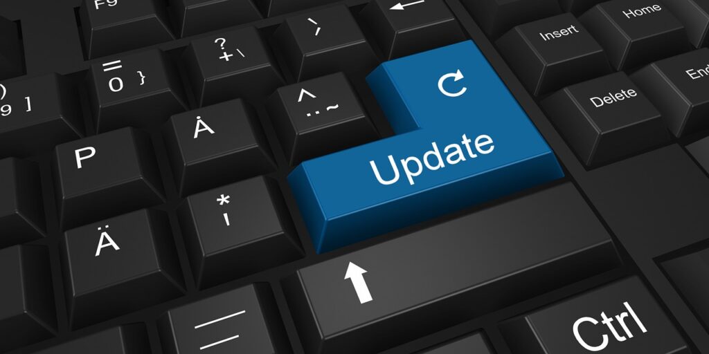 黒いキーボードにある、青い「Update」キー